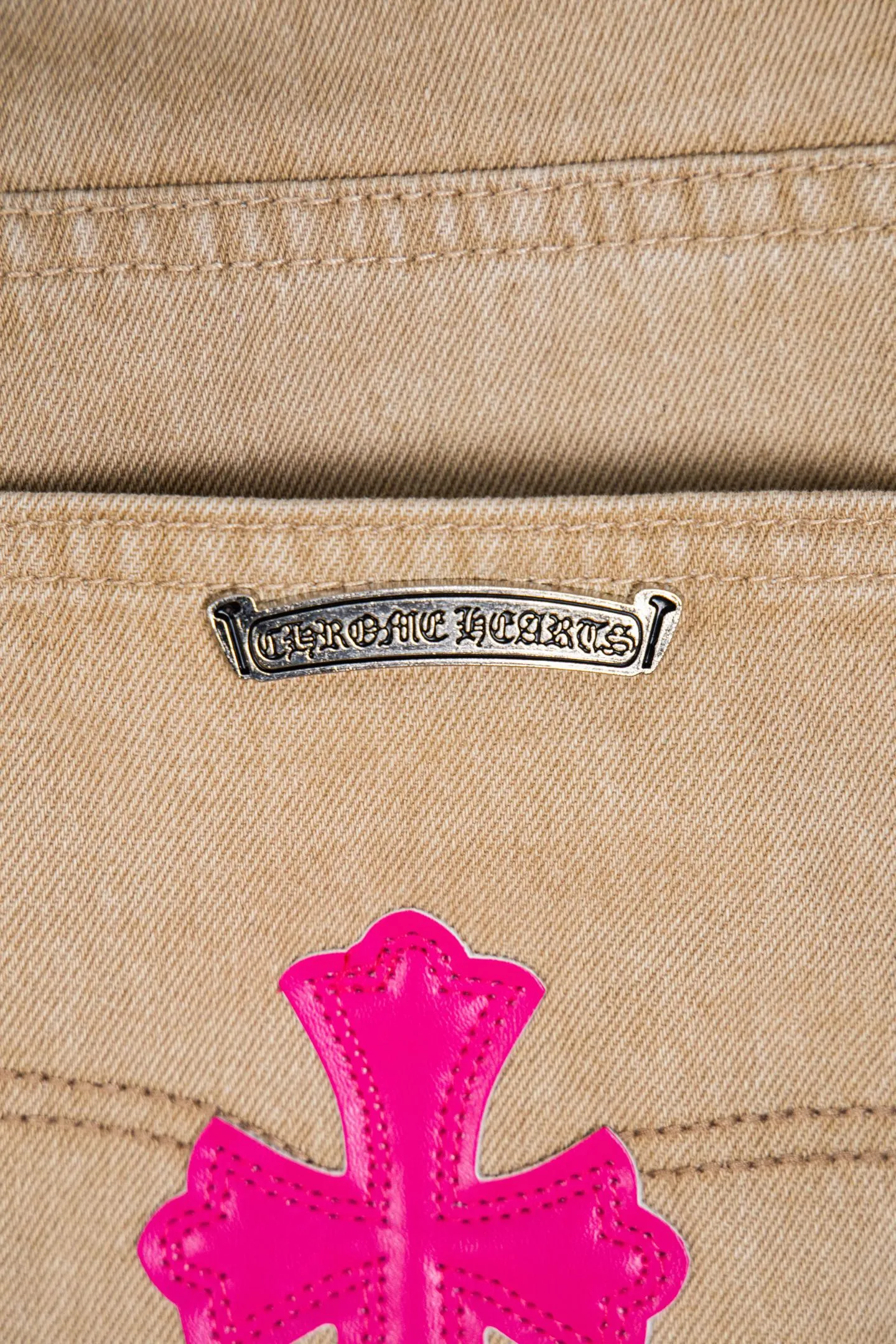 P260 top version CH Chromehearts Miami limited fluorescent pink brown khaki jeans, counter price 34W level, patchwork cross pattern embellishment, washed jeans! ! An absolutely high-end luxury product, a 1.9W-level god-level single product, a super popular product, made by top heavy industry, a magic weapon that cannot be missed! [About Zangyin] This is an extremely luxurious fashion brand that can also be called the aristocracy of the high street. It has always been an exclusive brand for some hipsters or rich second generations. Compared with ordinary high streets, it is more luxurious and noble. Compared with luxury brands, it is more fashionable and individual. It has always been a brand that I have a special liking for. [Top heavy industry fashion design] Consistently high-street luxury style. Speaking of this style, the Zangyin family and GU family are definitely the leading representative brands. Especially the Zangyin family has really achieved a state-of-the-art effect in creating high-street style. The unique washed material is used to create this style. The color system is already quite eye-catching. After it is decorated with patchwork cross flowers, it cleverly highlights the charm of the brand. Secondly, this style uses classic The high-waist cutting design highlights the long legs and fashionable temperament of the upper body. The brand is highly recognizable and the slim fit configuration is more suitable for daily wear. It is a product that interprets personality, fashion, and specifications at a glance. This single product is enough to make any fan excited. It can be a white T-shirt for a youthful college style, or a tight suspender for a royal style. It has strong matching ability and can be easily controlled by men.  [Materials and craftsmanship] Needless to say, this point goes without saying. As an excellent craftsman brand, Zangyin’s requirements for details and craftsmanship are really perfect. The washed color of this model has gone through so many processes, not to mention the embellishment of denim appliques. It is also purely hand-made and sewn. Just like what they believe in, only hand-made things have soul and have the meaning of wear. A top-notch heavy-duty fashionable denim item, I look forward to your perfect interpretation! !  Color: Khaki Size: 28-34